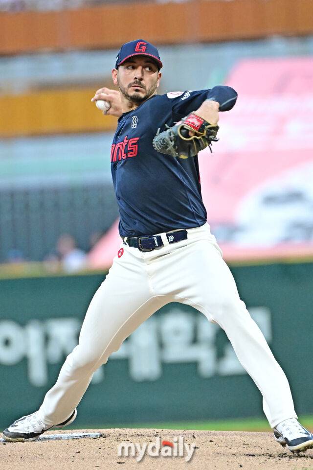 5일 인천 SSG랜더스필드에서 열린 '2025 신한 SOL BANK KBO리그' 롯데 자이언츠와 SSG 랜더스 경기. 롯데 선발 벨라스케즈가 힘차게 투구하고 있다./마이데일리