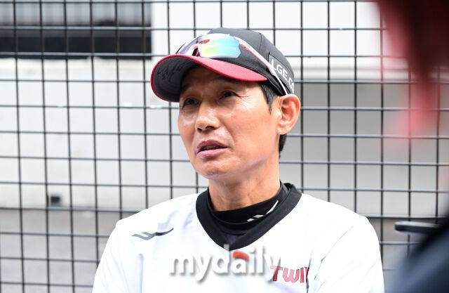 2025년 9월 27일 오후 대전 한화생명 볼파크에서 열린 '2025 신한 SOL뱅크 KBO 리그' LG 트윈스와 한화 이글스의 경기LG 염경엽 감독이 취재진들과 이야기를 나누고 있다./마이데일리