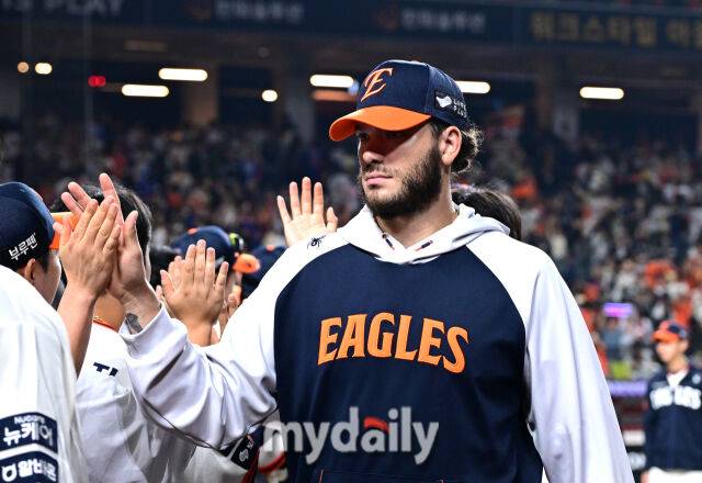 2025년 9월 26일 오후 대전 한화생명 볼파크에서 열린 '2025 신한 SOL뱅크 KBO 리그' LG 트윈스와 한화 이글스의 경기. 한화 폰세가 4-1로 승리한 뒤 기뻐하고 있다./마이데일리