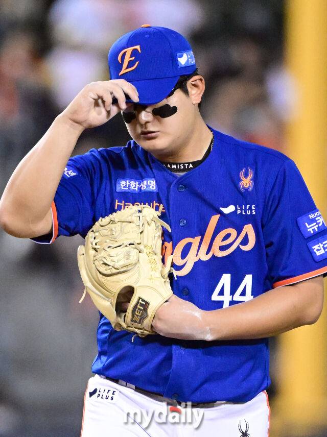 2025년 8월 8일 오후 서울 잠실구장에서 열린 '2025 신한 SOL뱅크 KBO 리그' 한화 이글스와 LG 트윈스의 경기. 한화 김서현이 9회말 2사 2루서 구원등판하고 있다./마이데일리