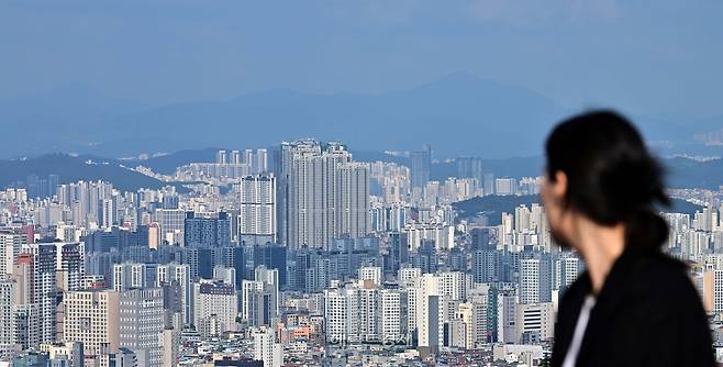 서울 남산에서 내려다 본 아파트와 주택의 모습. [이상섭 기자]