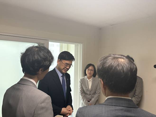 이상경 국토교통부 1차관이 1일 건축 예정단지인 수서1단지를 방문해 단지를 살펴보고 있다. 정주원 기자