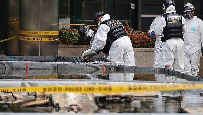 지난달 30일 오전 대전 유성구 국가정보자원관리원(국정자원) 화재 현장에서 감식 관계자들이 불이 붙었던 무정전·전원 장치(UPS)용 리튬이온배터리의 상태를 살피고 있다. [연합]