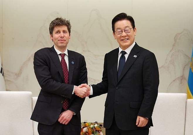 이재명 대통령이 1일 용산 대통령실에서 오픈AI 샘 올트먼 대표와 악수하고 있다. [연합]