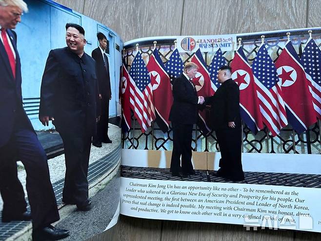 [워싱턴=뉴시스] 10월 말 경주에서 열리는 아시아태평양경제협력체(APEC) 정상회의를 계기로 북미 정상 간 만남이 성사될지 관심이 쏠리고 있다. 사진은 도널드 트럼프 대통령의 대선 후보 당시 화보집 '세이브 아메리카(SAVE AMERICA)'에 수록된 김정은 북한 국무위원장과의 사진. (사진=뉴시스DB)