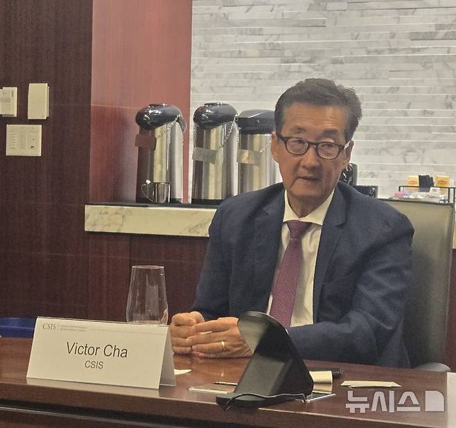 [워싱턴=뉴시스] 미국 싱크탱크 전략국제문제소(CSIS)의 빅터 차 한국 석좌가 9월 9일(현지 시간) 미 워싱턴DC 본사에서 한국언론진흥재단과 미 동서센터의 '한미언론교류 프로그램'에 참가한 한국 기자단과 간담회를 하고 있다. 2025.10.01.