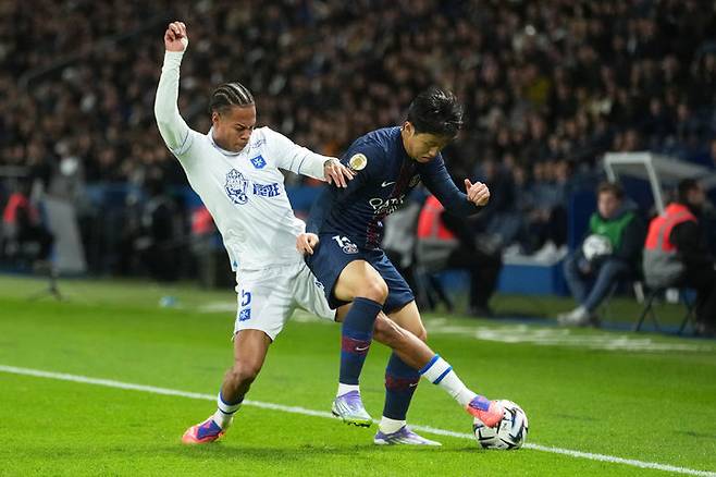 [파리=AP/뉴시스] 파리 생제르맹(PSG)의 이강인(오른쪽)이 27일(현지 시간) 프랑스 파리 파르크 데 프랭스에서 열린 2025-26 리그1 오세르와 경기 중 공을 다투고 있다. 이강인은 약 80분을 소화하며 팀의 2-0 승리에 기여했다. 2025.09.28.