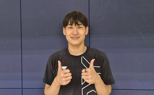 [오사카=뉴시스] 남자배구 우리카드 이유빈이 30일 일본 오사카 사카이 체육관에서 구단 훈련을 진행한 뒤 취재진의 사진 요청에 응하고 있다. 2025.09.30. dal@newsis.com *재판매 및 DB 금지