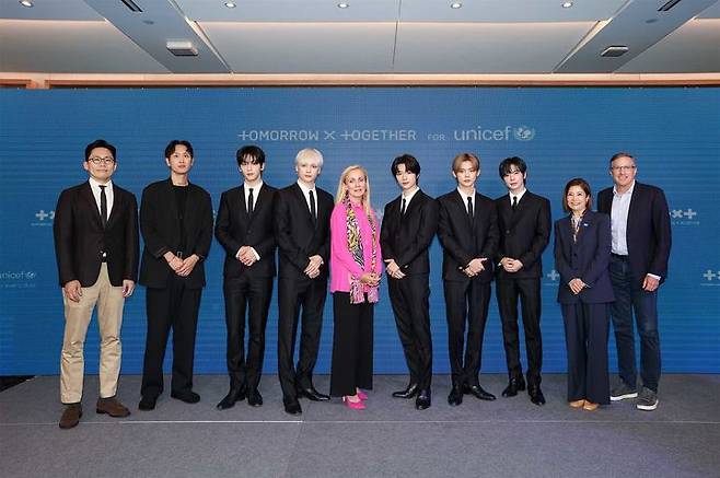 [서울=뉴시스] 왼쪽부터 유동주 하이브 뮤직그룹 APAC 대표, 조수희 빅히트 뮤직 부대표, 키티 반 더 하이든 유니세프 부총재, 조미진 유니세프 한국위원회 사무총장, 마이클 제이 뉘엔후이스 유니세프 USA CEO. (사진 = 빅히트 뮤직 제공) 2025.10.01. photo@newsis.com *재판매 및 DB 금지