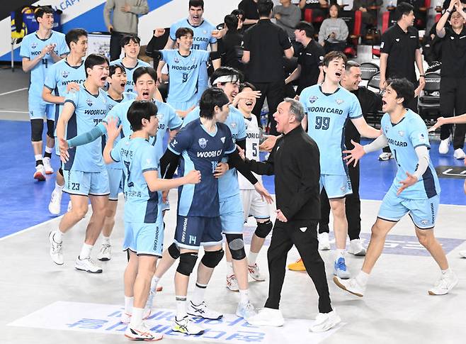 [서울=뉴시스] 황준선 기자 =  26일 충남 천안유관순체육관에서 열린 24-25시즌 도드람 V-리그 남자부 현대캐피탈과 우리카드의 경기, 세트스코어 3-2로 승리한 우리카드 선수들이 기뻐하고 있다. (사진=한국배구연맹 제공) 2025.02.26. photo@newsis.com *재판매 및 DB 금지