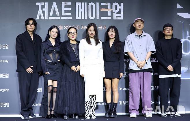 [서울=뉴시스] 김혜진 기자 = 메이크업 아티스트 이진수(왼쪽부터), 이사배, 정샘물, 가수 이효리, 서옥, 심우진PD, 박성환PD가 1일 오후 서울 광진구 풀만 앰버서더 서울 이스트폴에서 열린 쿠팡플레이 새 예능 프로그램 '저스트 메이크업' 제작발표회에서 포즈를 취하고 있다. 2025.10.01. jini@newsis.com