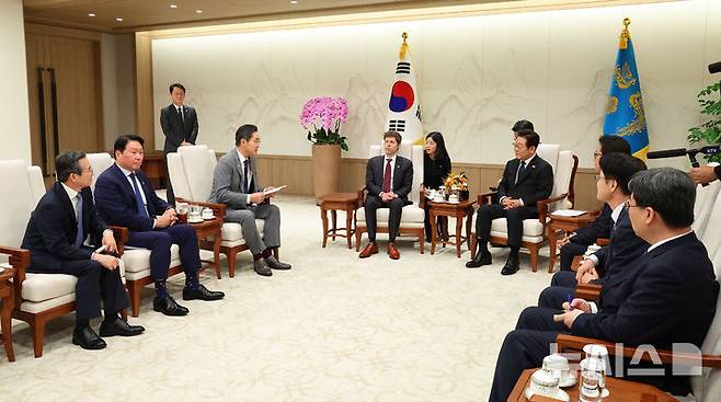 [서울=뉴시스] 고범준 기자 = 이재명 대통령이 1일 서울 용산 대통령실 청사에서 샘 알트만 오픈AI 대표를 접견하고 있다. 왼쪽부터 김용범 정책실장, 최태원 SK 대표이사 회장, 이재용 삼성전자 회장, 샘 알트만 오픈AI 대표, 이 대통령. (대통령실통신사진기자단) 2025.10.01. bjko@newsis.com