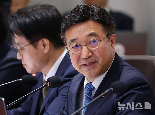 [서울=뉴시스] 고범준 기자 = 윤호중 행정안전부 장관이 30일 서울 용산 대통령실 청사에서 열린 제44회 국무회의에서 발언하고 있다. (대통령실통신사진기자단) 2025.09.30. bjko@newsis.com