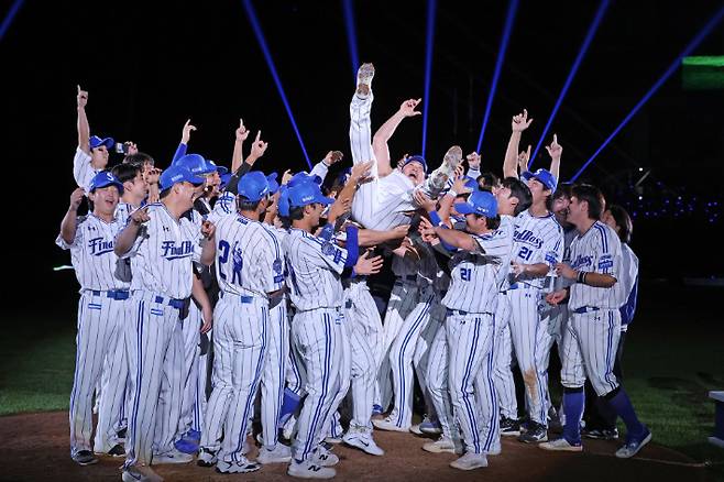 삼성 선수들이 은퇴식을 마친 오승환을 헹가래치는 모습. 삼성 라이온즈