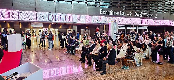 아트아시아(회장 황달성)와 킨텍스(대표이사 이재율)가 공동주최한 '2025 아트아시아 델리(ART ASIA Delhi 2025)'가인도 뉴델리 야쇼부미 전시컨벤션센터에서 9월 25일 개막식을 가졌다.