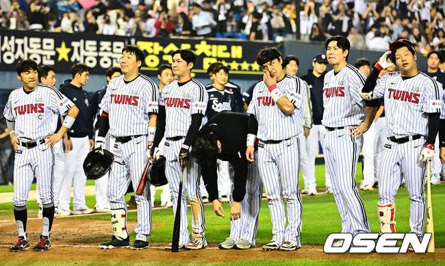 [OSEN=잠실, 지형준 기자] 프로야구 LG 트윈스가 매직넘버 '1'을 지우지 못했다. 두산 베어스에 발목이 잡혔다. LG는 30일 서울 잠실구장에서 열린 2025 KBO리그 두산과 경기에서 0-6으로 패배했다. LG는 2연패를 당하며 정규시즌 우승을 확정짓지 못했다. LG는 1일 NC와 시즌 최종전을 치른다. 이기면 자력 우승이다. 이날 한화가 롯데에 연장 10회 끝내기 승리를 거둬 타이브레이커 경우의 수가 남아있다. 경기를 마치고 LG 선수들이 패배를 아쉬워하고 있다. 2025.09.30 /jpnews@osen.co.kr