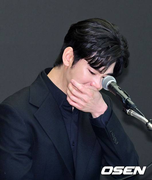 [OSEN=민경훈 기자] 31일 오후 서울 마포구 상암동 스탠포드호텔에서 김수현 기자회견이 열렸다.배우 김수현은 故김새론 사망 이후 그를 휘감은 미성년자 열애 의혹 등에 대한 기자회견에 참석한다. 고인 사망 후 44일 만이며, 김수현은 법무법인 엘케이비앤파트너스 김종복 변호사와 함께 참석한다. 다만 기자회견에서 질의응답은 이뤄지지 않는다.배우 김수현이 기자회견을 하며 눈물을 흘리고 있다. 2025.03.31 / rumi@osen.co.kr