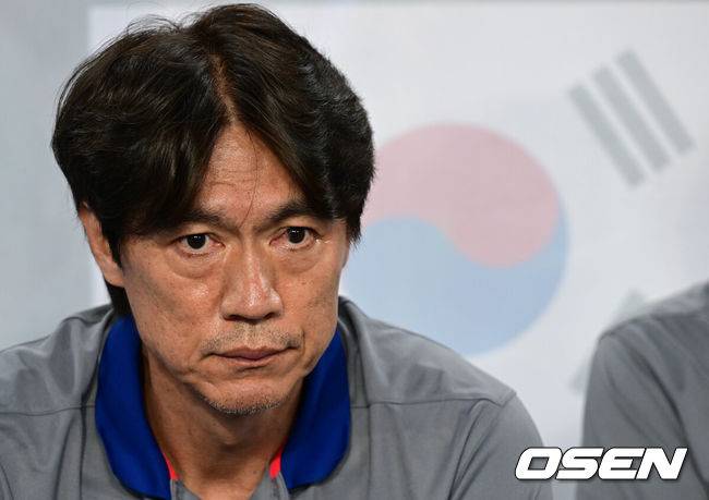 [OSEN=용인, 조은정 기자]2025년에도 '공한증'은 이어진다. 홍명보호가 무더위를 뚫고 시원한 대승을 거뒀다.&nbsp;홍명보 감독이 이끄는&nbsp;대한민국 축구대표팀은&nbsp;7일 오후 8시 용인 미르스타디움에서 열린&nbsp;2025&nbsp;동아시아축구연맹(EAFF) E-1 챔피언십(동아시안컵) 개막전에서 중국을 3-0으로 꺾었다.경기 전 한국 홍명보 감독이 그라운드를 바로보고 있다. 2025.07.07 /cej@osen.co.kr