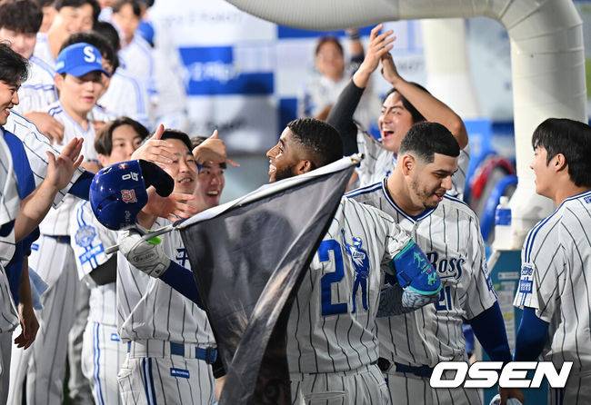 [OSEN=대구, 이석우 기자] 30일 대구삼성라이온즈파크에서 2025 신한 SOL 뱅크 KBO 리그 삼성 라이온즈와 KIA 타이거즈의 경기가 열렸다. 홈팀 삼성은 후라도가, 방문팀 KIA는 김태형이 선발 출전했다. 삼성 라이온즈 디아즈가 1회말 1사 1,3루 중월 3점 홈런을 치고 역대 최초 50홈런-150타점 기록을 완성하고 동료들과 기쁨을 나누고 있다. 2025.09.30 / foto0307@osen.co.kr