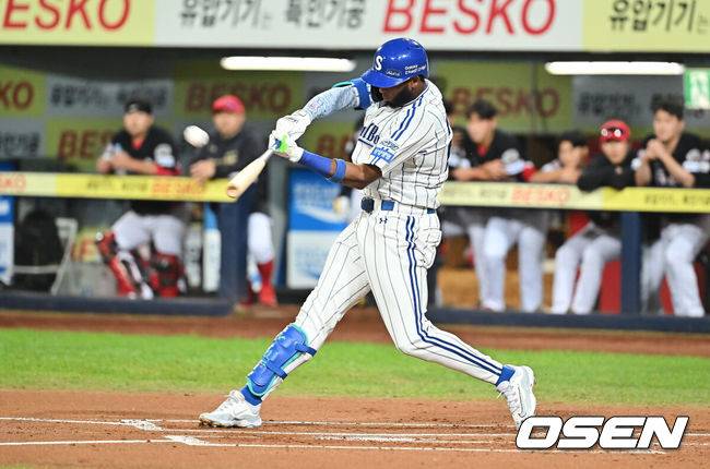 [OSEN=대구, 이석우 기자] 30일 대구삼성라이온즈파크에서 2025 신한 SOL 뱅크 KBO 리그 삼성 라이온즈와 KIA 타이거즈의 경기가 열렸다. 홈팀 삼성은 후라도가, 방문팀 KIA는 김태형이 선발 출전했다. 삼성 라이온즈 디아즈가 1회말 1사 1,3루 중월 3점 홈런을 치고 역대 최초 50홈런-150타점 기록을 완성하고 있다. 2025.09.30 / foto0307@osen.co.kr