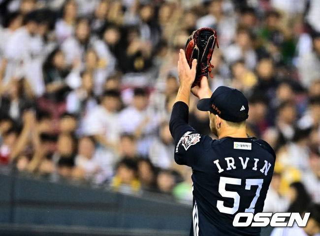 [OSEN=잠실, 지형준 기자] 30일 서울 잠실구장에서 ‘2025 신한 SOL Bank KBO리그’ LG 트윈스와 두산 베어스의 시즌 16차전이 열렸다.LG는 정규시즌 우승 매직넘버가 ‘1’이다. 승리를 한다면, 우승을 결정짓게 된다. 9위가 확정된 두산은 시즌 최종전이다.&nbsp;LG는 송승기, 두산은 콜어빈이 선발로 나섰다.6회말 1사 1,2루에서 두산 콜어빈이 교체되며 팬들에게 인사를 하고 있다. 2025.09.30 /jpnews@osen.co.kr