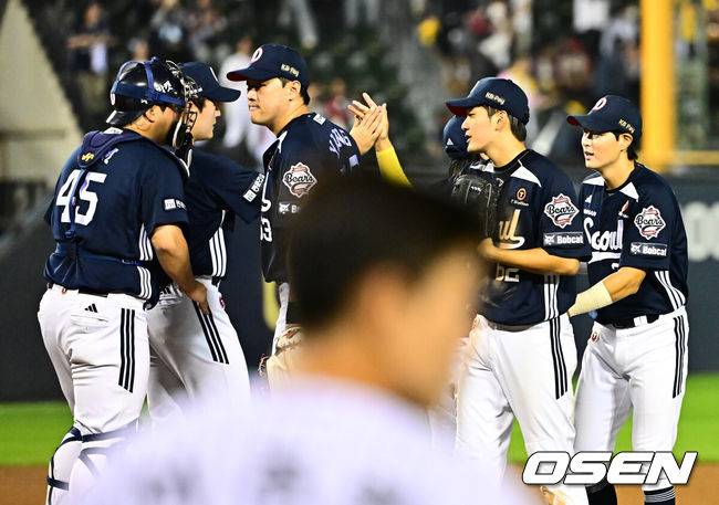 [OSEN=잠실, 지형준 기자] 프로야구 LG 트윈스가 매직넘버 '1'을&nbsp;지우지 못했다. 두산 베어스에 발목이 잡혔다.&nbsp;LG는&nbsp;30일 서울 잠실구장에서 열린 2025 KBO리그 두산과 경기에서 0-6으로 패배했다.&nbsp;LG는 2연패를 당하며 정규시즌 우승을 확정짓지 못했다. LG는 1일 NC와 시즌 최종전을 치른다. 이기면 자력 우승이다. 이날 한화가 롯데에 연장 10회 끝내기 승리를 거둬 타이브레이커 경우의 수가 남아있다.&nbsp;경기를 마치고 두산 선수들이 승리를 기뻐하고 있다. 2025.09.30 /jpnews@osen.co.kr