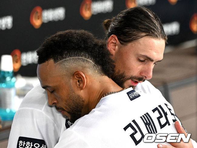 [OSEN=대전, 이대선 기자] 한화 라이언 와이스가 홈런을 치고 온 루이스 리베라토와 포옹을 나누고 있다. 2025.08.19 /sunday@osen.co.kr