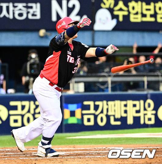 [OSEN=잠실, 지형준 기자] 13일 오후 서울 잠실구장에서 ‘2025 신한 SOL Bank KBO리그’ LG 트윈스와 KIA 타이거즈의 경기가 열렸다.LG는 임찬규, KIA는 이의리가 선발로 나섰다.6회초 무사에서 KIA 최형우가 역전 우월 솔로포를 날리고 있다. 2025.09.13 /jpnews@osen.co.kr