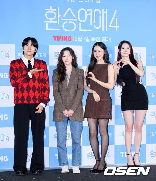 [OSEN=이대선 기자] 1일 서울 CGV 용산아이파크몰에서 티빙 오리지널 '환승연애4' 제작발표회가 열렸다. '환승연애4'는 다양한 이유로 이별한 커플들이 한 집에 모여 지나간 연애를 되짚고 새로운 인연을 마주하며 자신만의 사랑을 찾아가는 연애 리얼리티로 10월 1일 티빙에서 공개된다.이용진, 김인하 PD, 김예원, 유라가 포토타임을 가지고 있다. 2025.10.01 /sunday@osen.co.kr