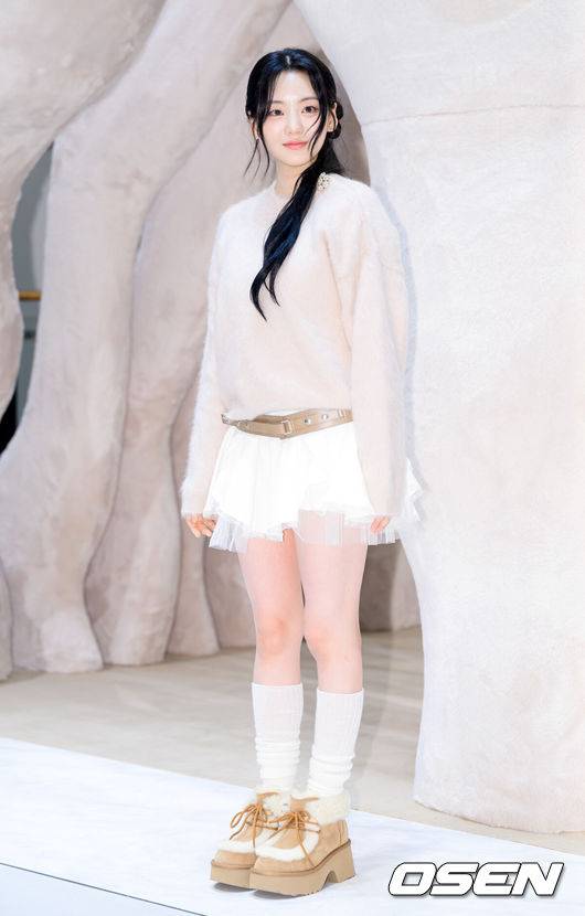 [OSEN=이대선 기자] 1일 서울 서초구 신세계백화점 강남점에서 어그(UGG) 팝업스토어 오픈 기념 포토월이 열렸다. 이날 배우 이민정, 조이현, 있지 유나, 에이티즈 산이 참석해 자리를 빛냈다.배우 조이현이 포토타임을 가지고 있다. 2025.10.01 /sunday@osen.co.kr