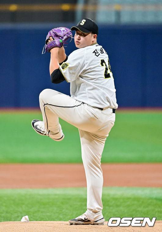 [OSEN=고척, 박준형 기자]  1일 오후 서울 고척 스카이돔에서 제1회 2025 KBO 퓨처스리그 챔피언결정전 KT 위즈와 상무의 경기가 진행됐다. 지난달 29일 열린 2025 퓨처스리그 챔피언 결정전 준결승전에서 남부리그 2위 KT는 북부리그 1위 한화 이글스에 10-6 역전승을 거뒀다. 남부리그 1위 상무는 북부리그 2위 LG 트윈스를 5-2로 꺾고 각각 결승 진출에 성공했다.1회초 상무 선발투수 진승현이 역투하고 있다.   2025.10.01 / soul1014@osen.co.kr