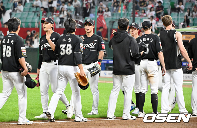 KT 선수들이 승리를 축하하고 있다./OSEN DB