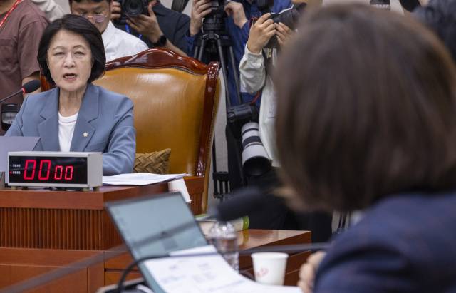▲추미애 국회 법제사법위원장이 24일 국회에서 열린 법제사법위원회 전체 회의에서 국민의힘 나경원, 곽규택 의원이 2025년 국정감사 증인 출석안을 두고 항의하자 이를 반박하고 있다. ⓒ연합뉴스