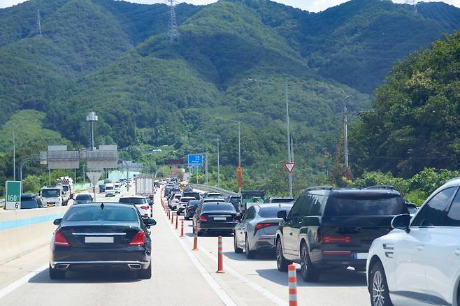 귀성·귀경 모두 새벽 시간대를 노려야 장거리 운전의 피로도를 줄일 수 있다. 게티이미지