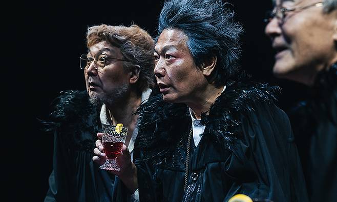 장난처럼 시작된 ‘모의재판’으로 인간의 죄와 위선을 드러내는 서울시극단의 블랙코미디 ‘트랩’. 세종문화회관 제공