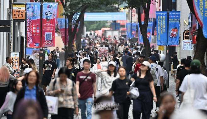 중국인 단체 관광객이 무비자 입국 허용 다음 날인 30일 서울 중구 명동 거리에서 관광객들이 오가고 있다. 지난 29일부터 내년 6월 30일까지 국내·외 전담여행사가 모객한 3인 이상 중국인 단체관광객은 비자 없이 15일간 국내 관광을 할 수 있다. 2025.9.30 홍윤기 기자