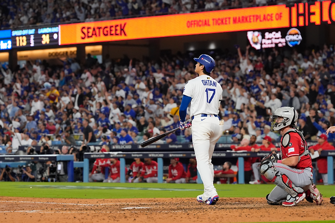 로스앤젤레스(LA) 다저스 투수 겸 타자 오타니 쇼헤이가 1일(한국시간) 미국 캘리포니아주 LA 다저 스타디움에서 열린 2025 MLB 내셔널리그 와일드카드 시리즈 1차전에서 6회 2점 홈런을 퍼 올린 뒤 타구를 바라보며 1루로 나서고 있다. LA AP 연합뉴스