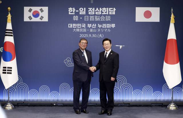 이재명 대통령과 이시바 시게루 일본 총리가 30일 부산 누리마루 APEC 하우스에서 정상회담에 앞서 악수하고 있다. 연합뉴스