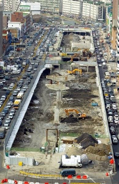 2003년 12월 복원 공사가 시작된 지 5개월여 만에 청계천을 덮고 있던 콘크리트를 걷어내자 모습을 드러낸 물길. 사진 동아일보