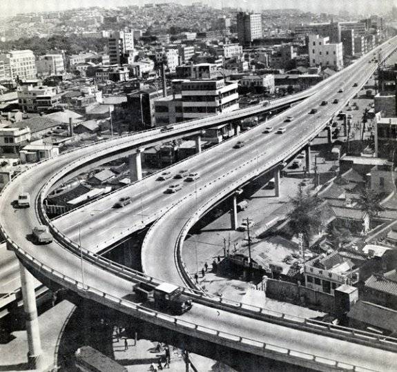 1969년 착공해 1971년 완공된 삼일고가도로(1984년 청계고가도로로 변경)는 청계천을 복개한 위에 세워진 하늘길로 산업화의 상징이었다. 사진 동아일보