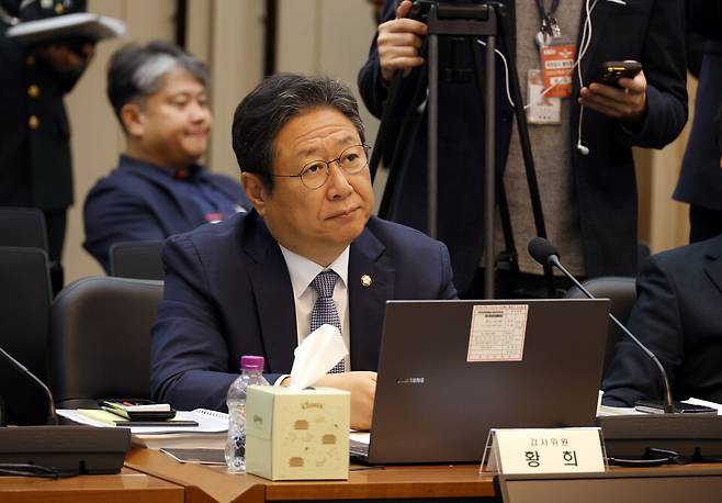 황희 더불어민주당 의원이 2024년 10월17일 충남 계룡대 육군본부에서 열린 국회 국방위원회 국정감사에서 질의하고 있다. ⓒ연합뉴스