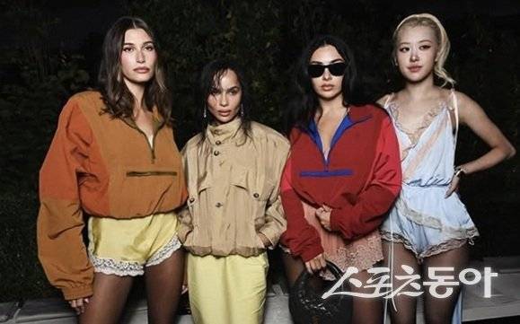 실제로는 헤일리 비버와 조이 크라비츠, 찰리 XCX와 로제가 함께 촬영됐다.