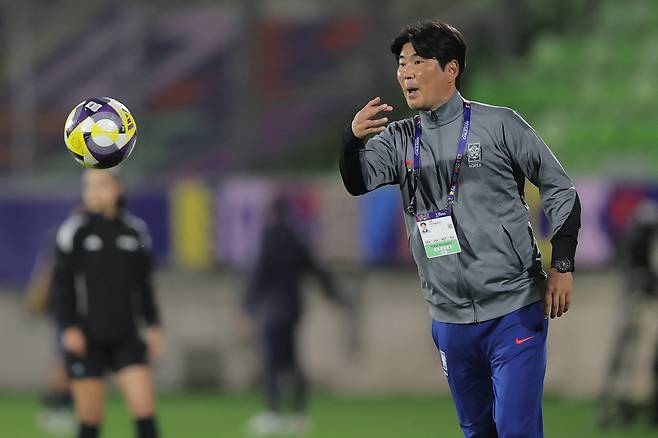 한국 이창원 감독이 1일 U-20 월드컵 파라과이전에서 볼을 그라운드에 던져주고 있다. AFP연합뉴스