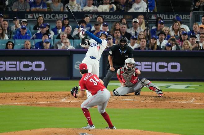 LA 다저스 오타니 쇼헤이가 1일 열린 와일드카드 시리즈 1차전에서 신시내티를 상대로 6회 2점 홈런을 때려내고 있다. AP연합