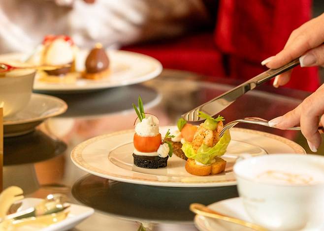 애프터눈 티와 칵테일을 즐길 수 있는 래플스 두바이 클럽 라운지. 사진제공|팜투어