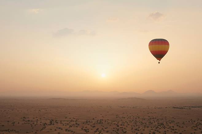일출과 함께 떠오르는 두바이 사막 열기구 투어. 사진제공|VisitDubai