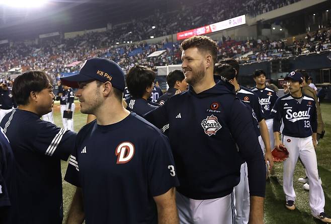 ▲ 마지막 경기를 마친 뒤 동료들과 하이파이브하는 콜어빈 ⓒ 두산 베어스