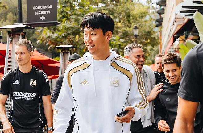 ▲ 손흥민과 부앙가, 두 사람의 결합은 그 자체로 MLS에 새 바람을 불어넣고 있다. 단순히 한 시즌의 파트너십을 넘어, 미국 무대에서 가장 파괴적인 공격 조합으로 기억될 가능성이 크다. ⓒ LAFC