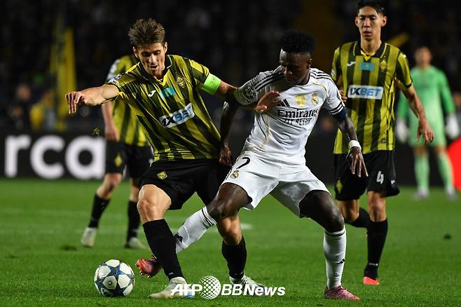 1일(한국시간) 카자흐스탄 알마티의 센트럴 스타디움에서 열린 2025~2026 유럽축구연맹(UEFA) 챔피언스리그(UCL) 리그 페이즈 2차전 카이라트 알마티와 레알 마드리드의 경기 모습. /AFPBBNews=뉴스1