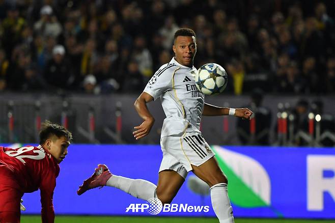 레알 마드리드 킬리안 음바페가 1일(한국시간) 카자흐스탄 알마티의 센트럴 스타디움에서 열린 2025~2026 유럽축구연맹(UEFA) 챔피언스리그(UCL) 리그 페이즈 2차전 카이라트 알마티(카자흐스탄)전에서 두 번째 골을 터뜨리는 순간. /AFPBBNews=뉴스1